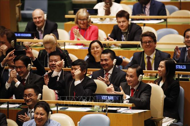 08.6.LHQ.gan_tuyet_doi_085155391_stand